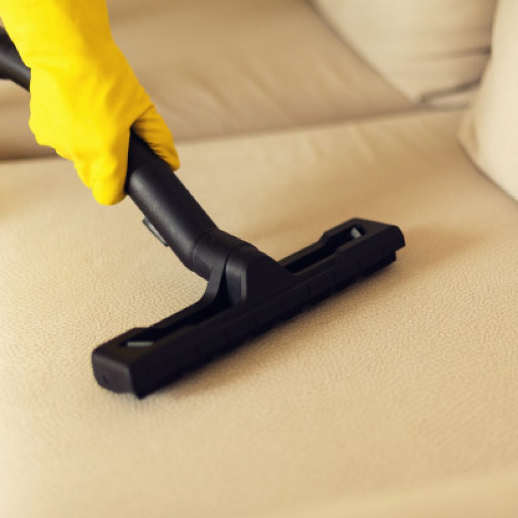 sofa limpieza mujer aspiradora amarilla copia espacio concepto limpio 80743 545