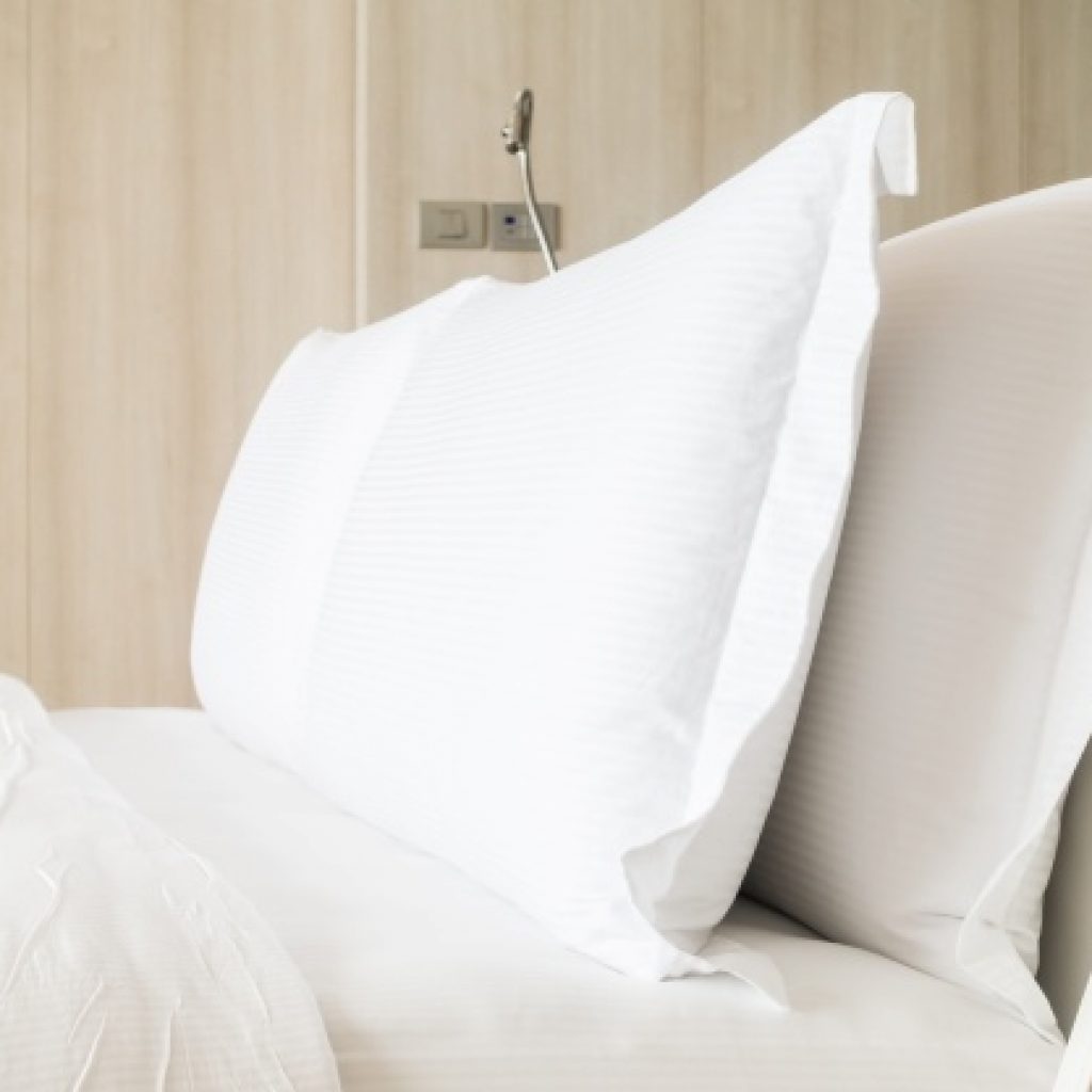 cama matrimonio almohadas blancas 1203 1338