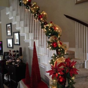 Decoración navideña en escaleras